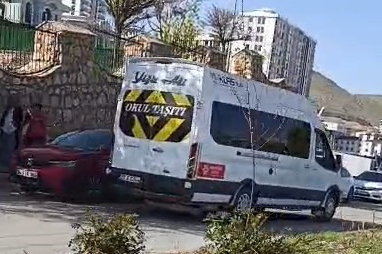 Öğrenci servisinin sürücüsü, hem kendi canını hem de öğrencilerin canını riske atarak ters yönde seyretti
