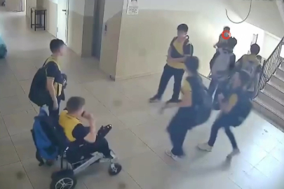 Asansör bozulunca engelli öğrencisini sırtında taşıdı