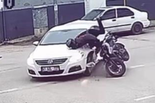 Bursa'da otomobil motosikletle çarpıştı: 1 yaralı