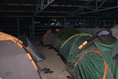 Hayvan pazarında karavan ve çadır kamping...
