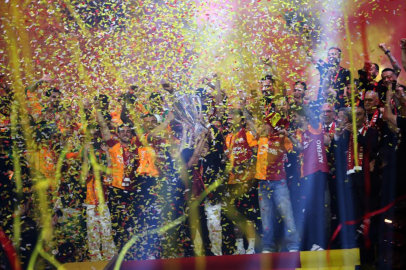 Şampiyon Galatasaray kupasını aldı