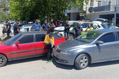 Maddi hasarlı kaza sonrası yaşanan tartışma güvenlik kamerasında