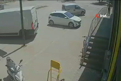 Yabancı uyruklu şahıs kedinin üzerine bastı, köpeği tekmeledi