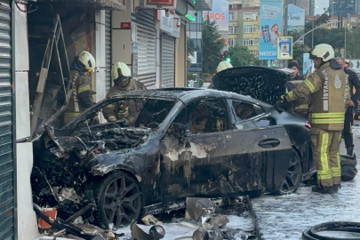 Lüks araç dükkâna girdi, araç ve dükkan yandı: 2 yaralı