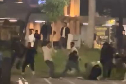 Cumhuriyet Meydanı'nda kavga: Tekme ve yumruklar havada uçuştu!