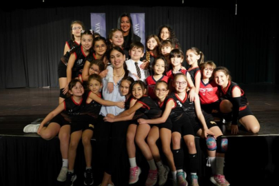 Milli voleybolcu Kübra Akman'a öğrencilerden sevgi seli