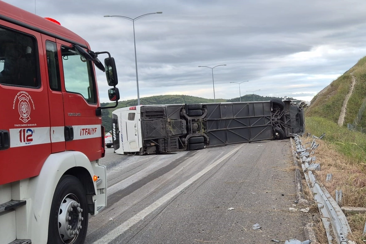 Susurluk'ta yolcu otobüsü devrildi: 25 yaralı