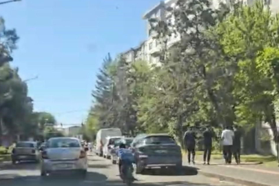 Motosikletle şehir içindeki tehlikeli yolculuk kameraya yansıdı
