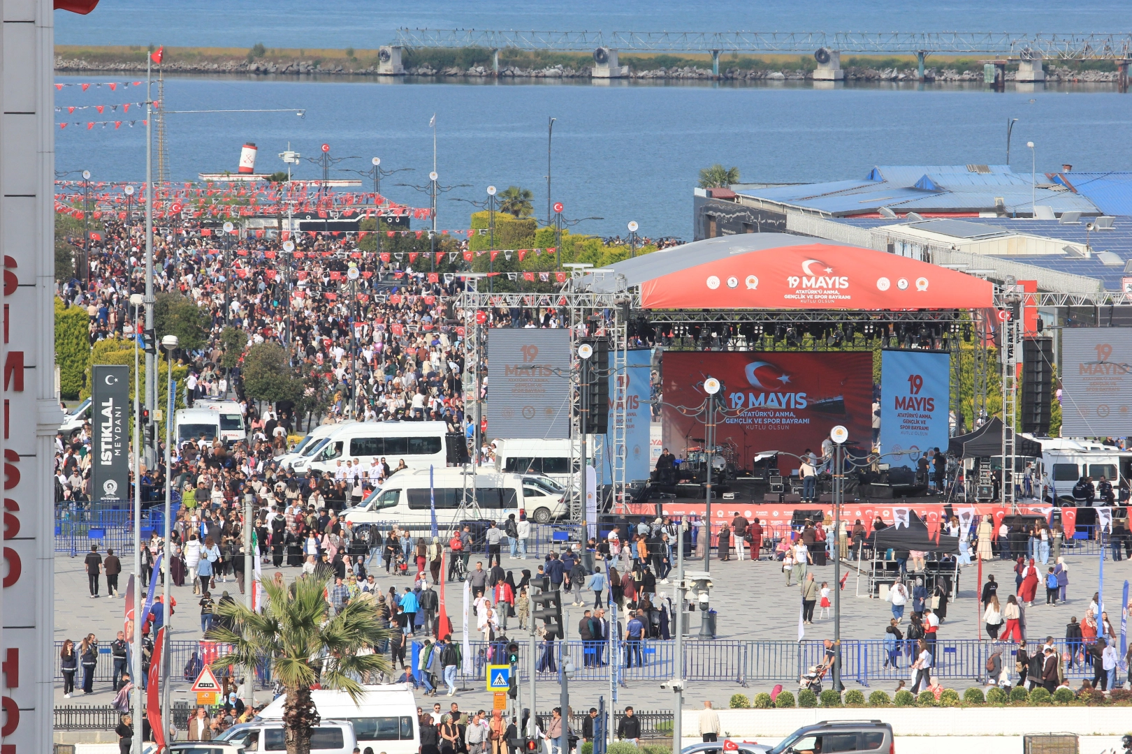 Türk Yıldızları ve SOLOTÜRK’ten Samsun semalarında nefes kesen gösteri