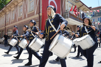 BURSA’NIN İLK BELEDİYE KADIN BANDOSU YENİŞEHİR SOKAKLARINDA!