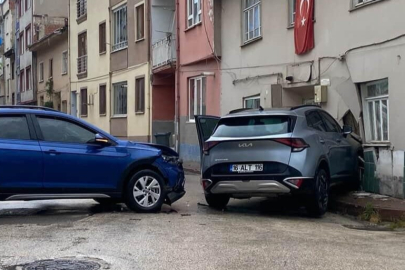 Otomobil ile çarpışan cip eve girdi