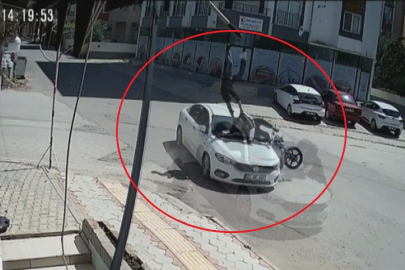 Hatay’da korkutan kaza! Motosiklet otomobile ok gibi saplandı