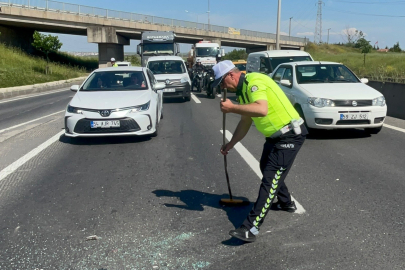 Polislerden Örnek Davranış: Yolu Süpürgeyle Temizlediler
