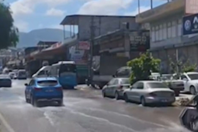 Patlayan su borusu cadde ve sokakları göle çevirdi