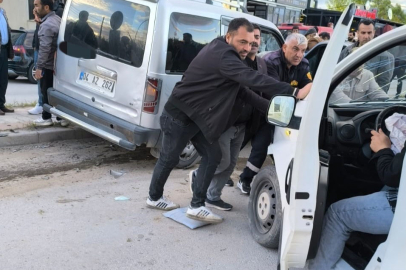 İki Kamyonet Çarpıştı: 3 Yaralı