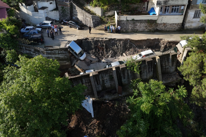 Aşırı yağışla birlikte çöken yol 5 aracı yuttu