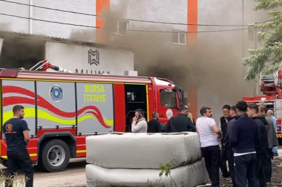 Koltuk fabrikasında korkutan yangın: 2 kişi dumandan etkilendi