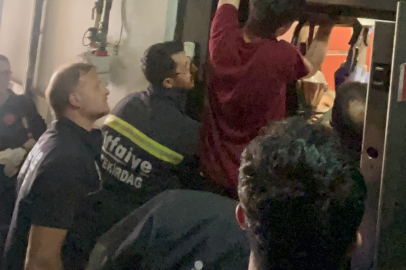 Asansöre Sıkışan Genç, İtfaiye Ekipleri Tarafından Kurtarıldı