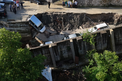 Yağışın bilançosu ağır oldu! Çöken yol araçları yuttu
