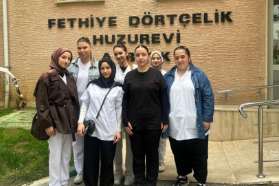 Bursa’da Meslek Lisesi Öğrencilerinden Huzurevi Sakinlerine Bayram Bakımı