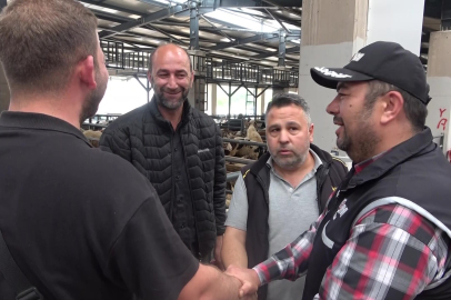 Kurban pazarında güldüren anlar...Mali Polis çetin pazarlığa dahil oldu