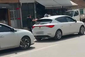 Yol verme kavgasında tansiyon yükseldi araya vatandaşlar girdi