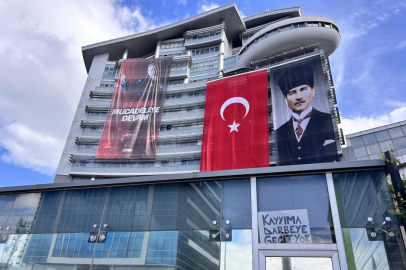 CHP, Genel Merkezi önünde çıkan tartışmada su şişeleri havada uçuştu