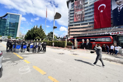 Cumhuriyet Halk Partisi binasında bulunan CHP'lilere müdahale başladı