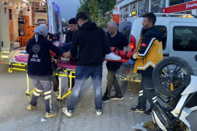 Hafif ticari araçla çarpışan motosikletteki 2 kişi yaralandı