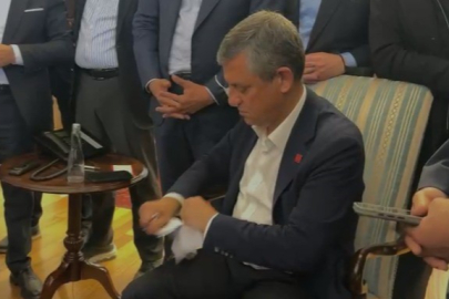 Özgür Özel kendisine verilen mutlak butlan tebligatını yırttı