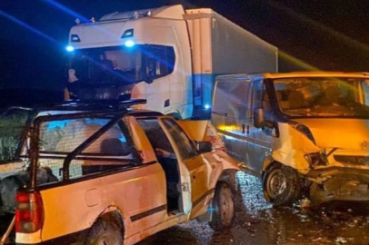 Pikap ile Minibüs Kafa Kafaya Çarpıştı: 1 Ölü, 2 Yaralı