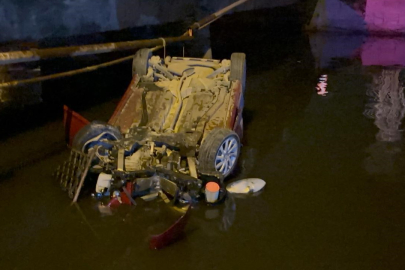 İskenderun'da Kontrolü Kaybeden Otomobil Su Kanalına Düştü, 2 Yaralı