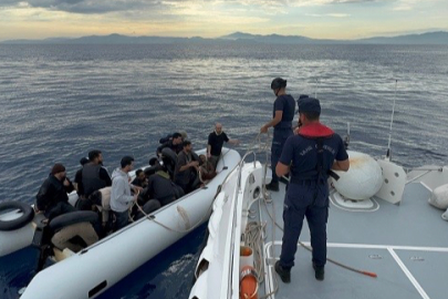Kuşadası açıklarında sürüklenen lastik bottaki 19 düzensiz göçmen kurtarıldı