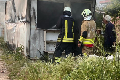 Hatay'da depremzede konteyner alevlere teslim oldu