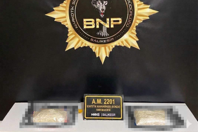 Balıkesir polisi bir araçta yaptığı aramada cips poşetine zulalanmış uyuşturucu hammaddesi yakaladı