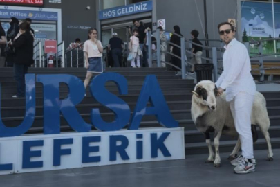 Bayramda keseceği koçla teleferik keyfi yaptı