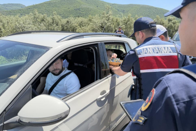 Jandarmadan durdurduğu sürücülere ceza yerine çikolata