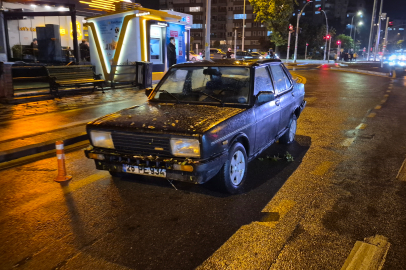 Camları açık ve tekeri patlak halde bırakılan otomobil merak konusu oldu