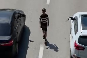 Canını hiçe sayarak akan trafikte böyle yürüdü
