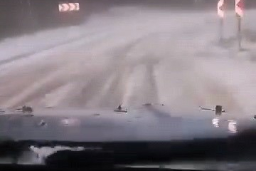 Dolu yağışı yolu beyaza bürüdü