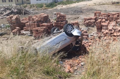 Motosiklete çarpan otomobil takla attı: 1 ölü, 1 yaralı