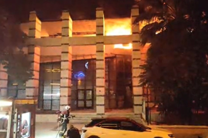 PTT Binası Alevlere Teslim Oldu