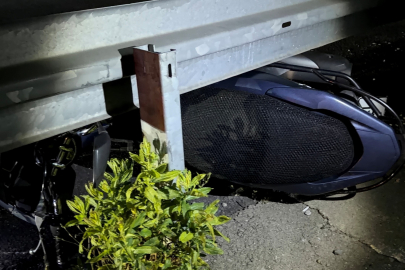 Mazgal nedeniyle bariyere çarpan motosikletli ağır yaralandı!