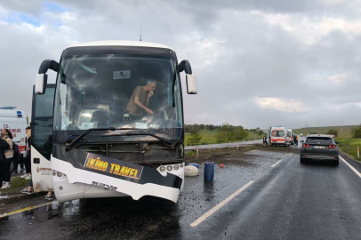 Yağmurda kayganlaşan yolda tur otobüsü kaza yaptı: 16 yaralı