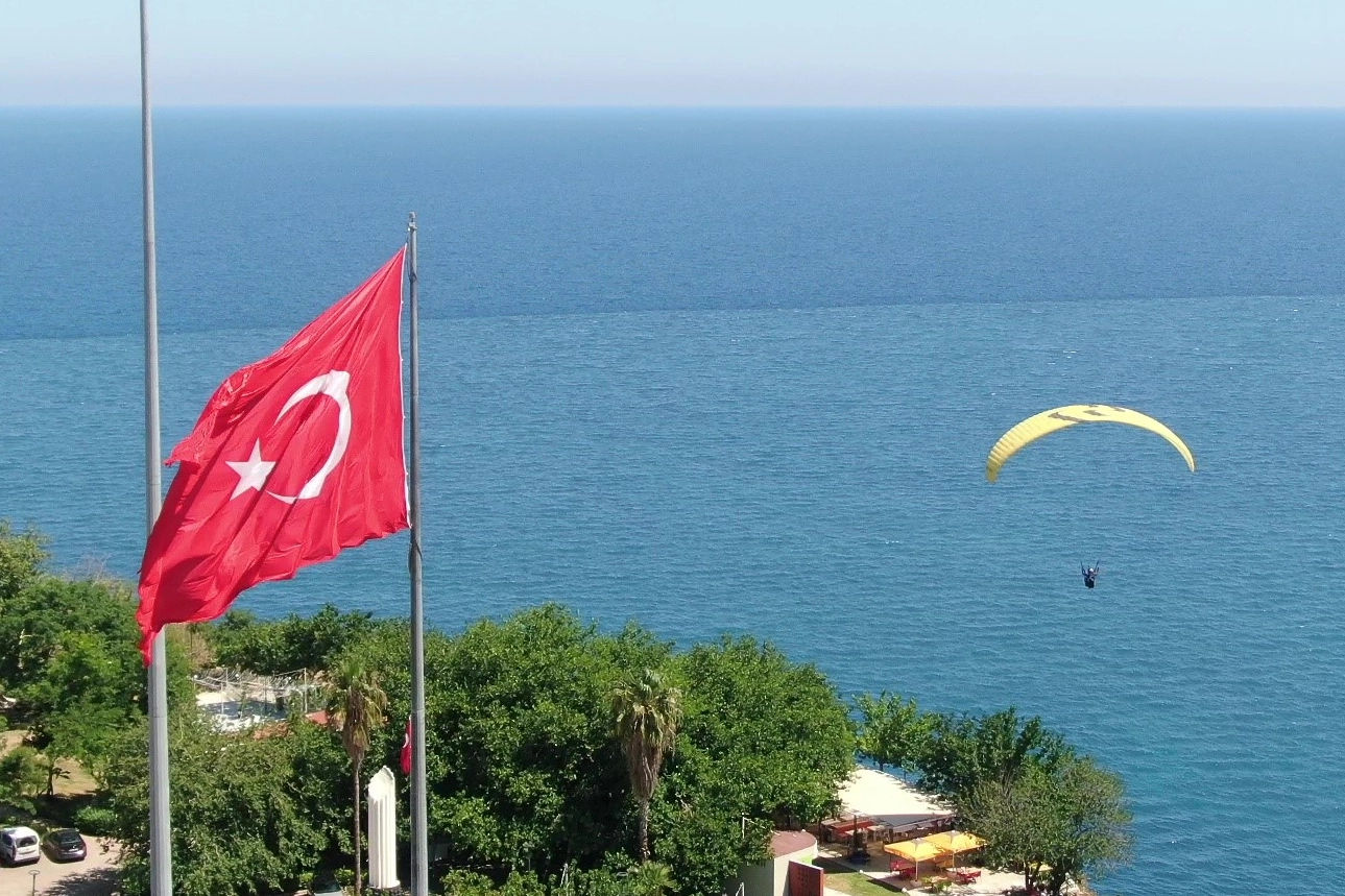 Bayramın son gününde tatilciler Konyaaltı Sahili'ne akın etti