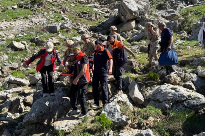 Dağlık alanda düşerek yaralan şahsı ekipler kurtardı