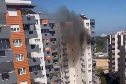 Oyun oynarken yakılan mum daireyi küle çevirdi