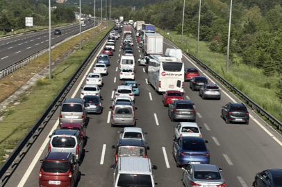 Tatilcilerin dönüşü sürüyor: Bolu geçişinde uzun araç kuyruklar
