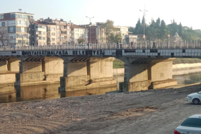 Köprüdeki dökülmüş yazı Mustafakemalpaşa'da bakımsızlığın sembolü oldu