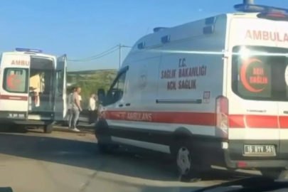 Servis minibüsünün lastiği patladı, direğe çarptı: 6 yaralı